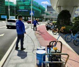 東莞市中心2號橋彩色透水混凝土噴油進行中！