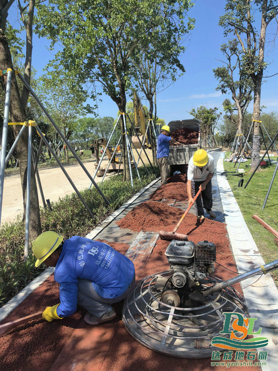 廣州南沙區(qū)濱海公園防洪堤升級改造透水混凝土路面施工中！